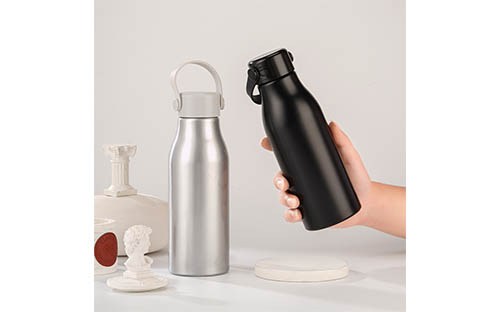 Nerezová láhev na mléko s karabinkou